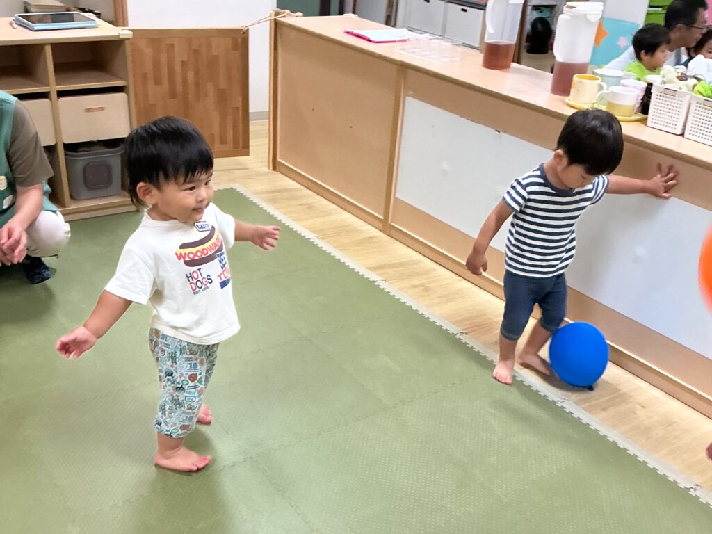 保育園で雨の日に風船遊び 大阪 くじら保育園 202609-1