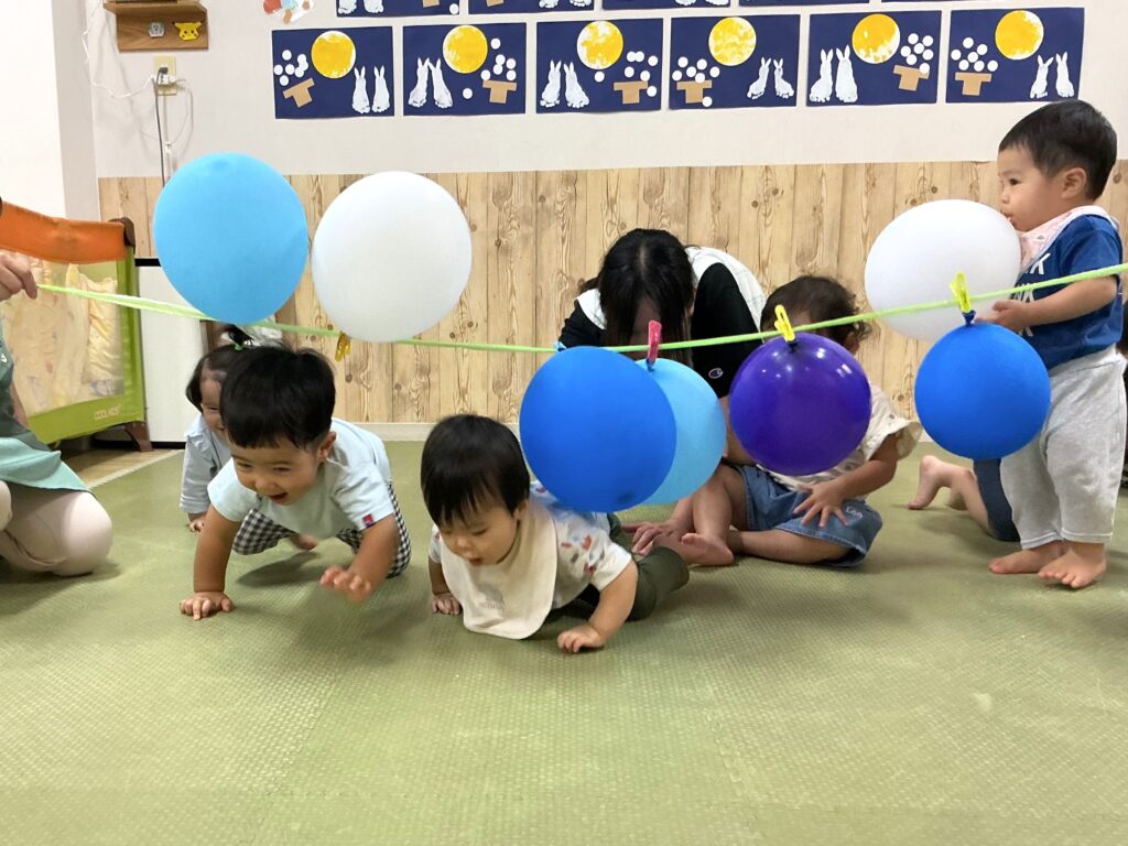 保育園で雨の日に風船遊び 大阪 くじら保育園 202609-3