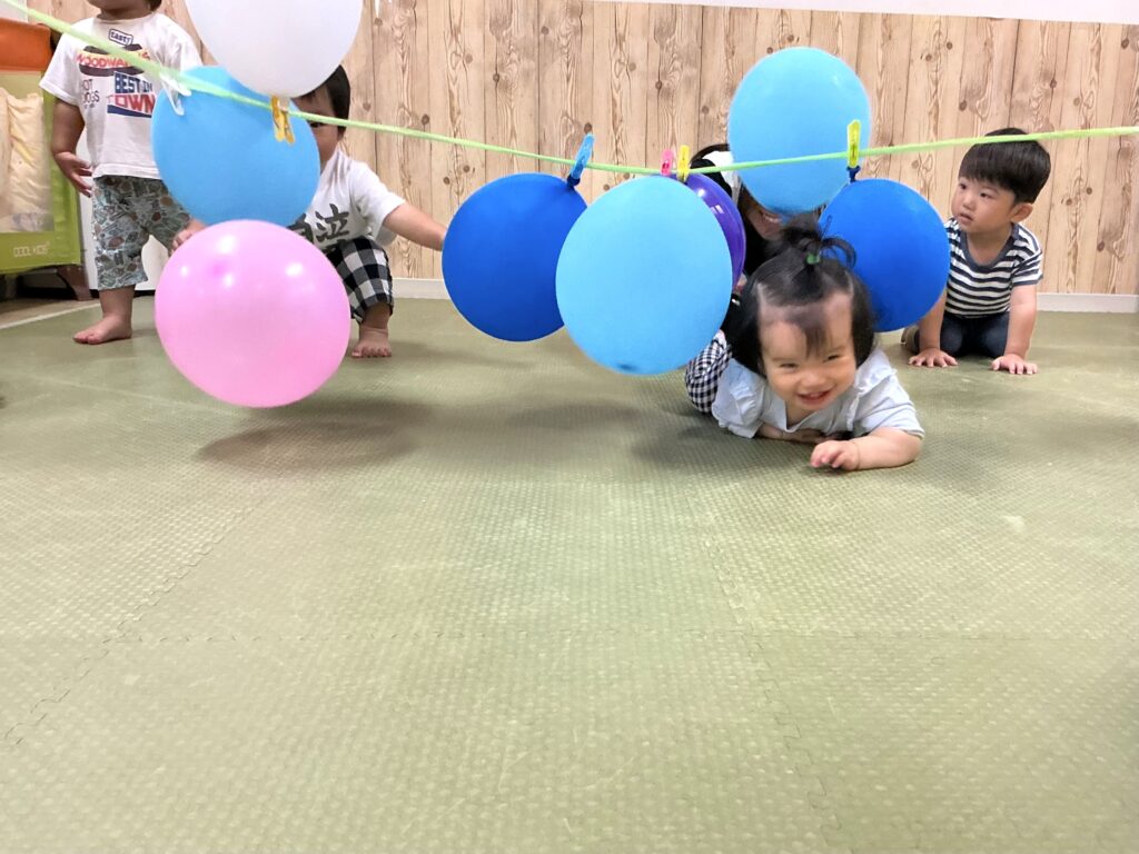 保育園で雨の日に風船遊び 大阪 くじら保育園 202609-5
