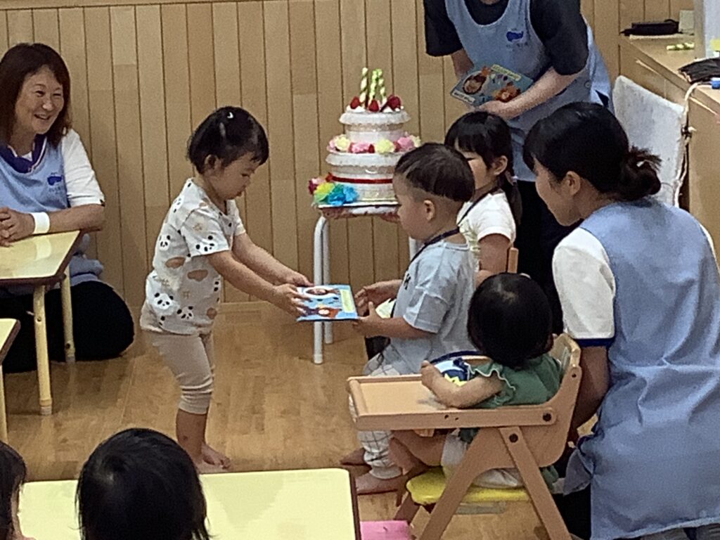 お誕生日会 お誕生日カード インタビュー 保護者参加 くじら保育園 三国園 淀川区 202507-4