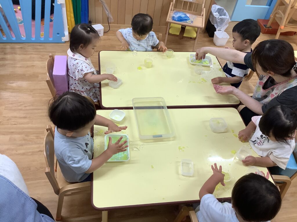 寒天遊び 感触遊び くじら保育園 三国園 淀川区 202507-4