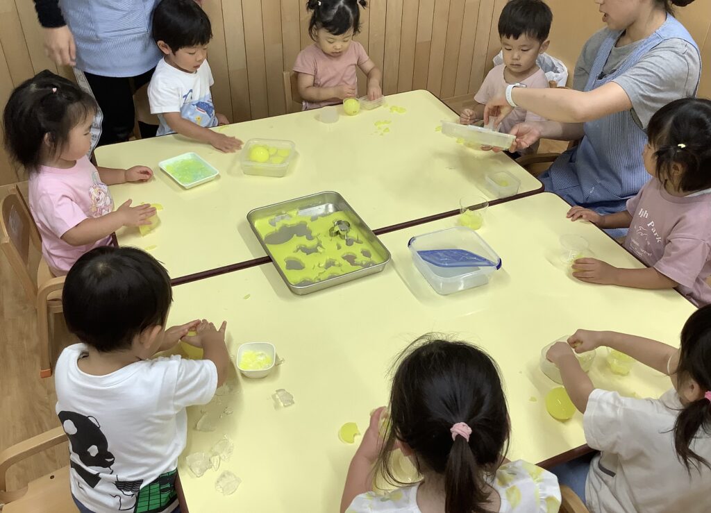 寒天遊び 感触遊び くじら保育園 三国園 淀川区 202507-2