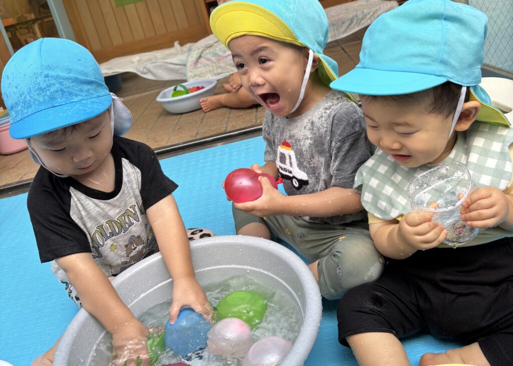 色水　色水遊び　水遊び　保育園　大阪　大阪保育園　淀川区　くじら保育園　三国園　202508-5