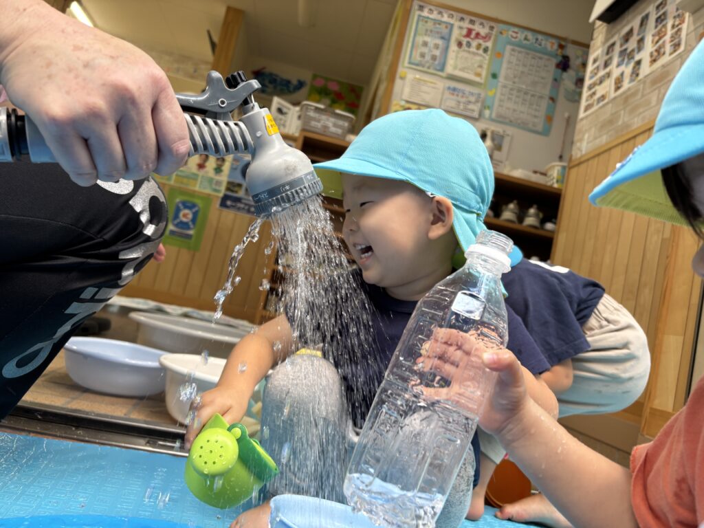 色水　色水遊び　水遊び　保育園　大阪　大阪保育園　淀川区　くじら保育園　三国園　202508-1