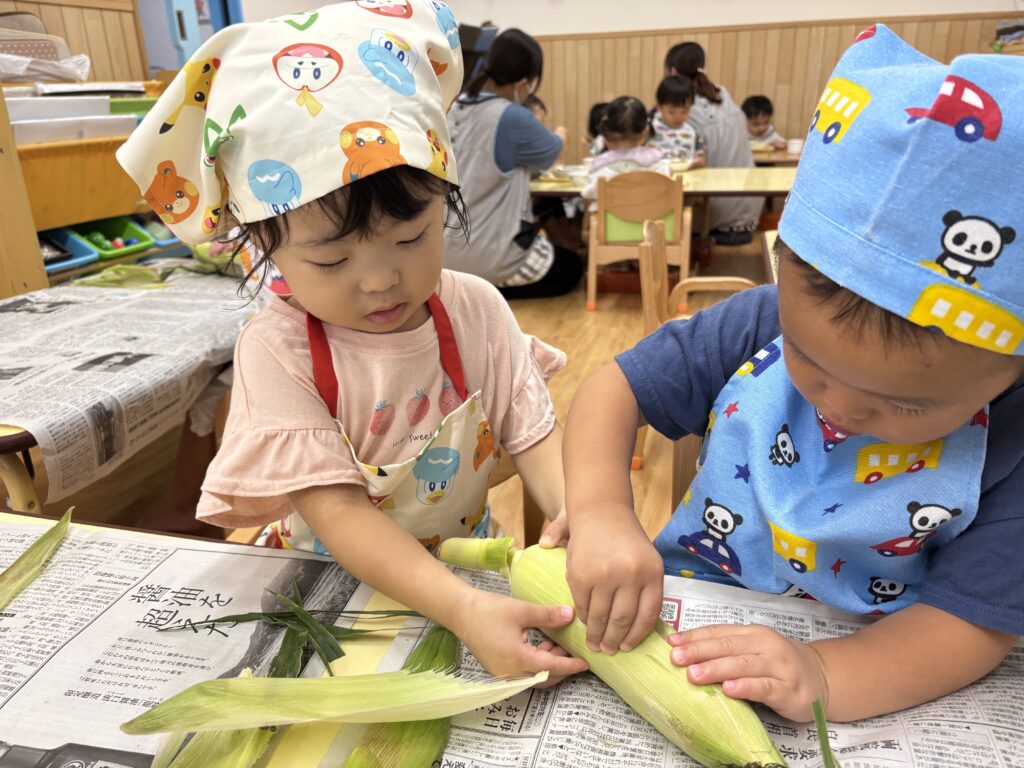 とうもろこし 食育 クッキング 皮むき お手伝い おやつ 給食 くじら保育園 大阪 保育園 202508-2