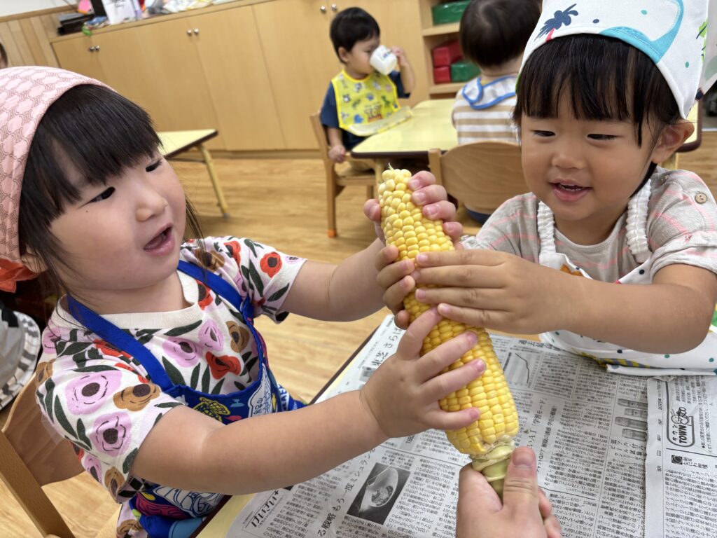 とうもろこし 食育 クッキング 皮むき お手伝い おやつ 給食 くじら保育園 大阪 保育園 202508-4