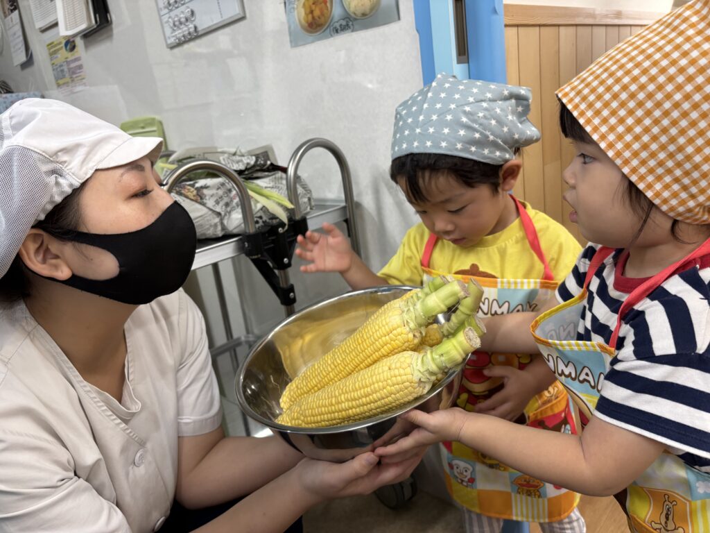 とうもろこし 食育 クッキング 皮むき お手伝い おやつ 給食 くじら保育園 大阪 保育園 202508-1