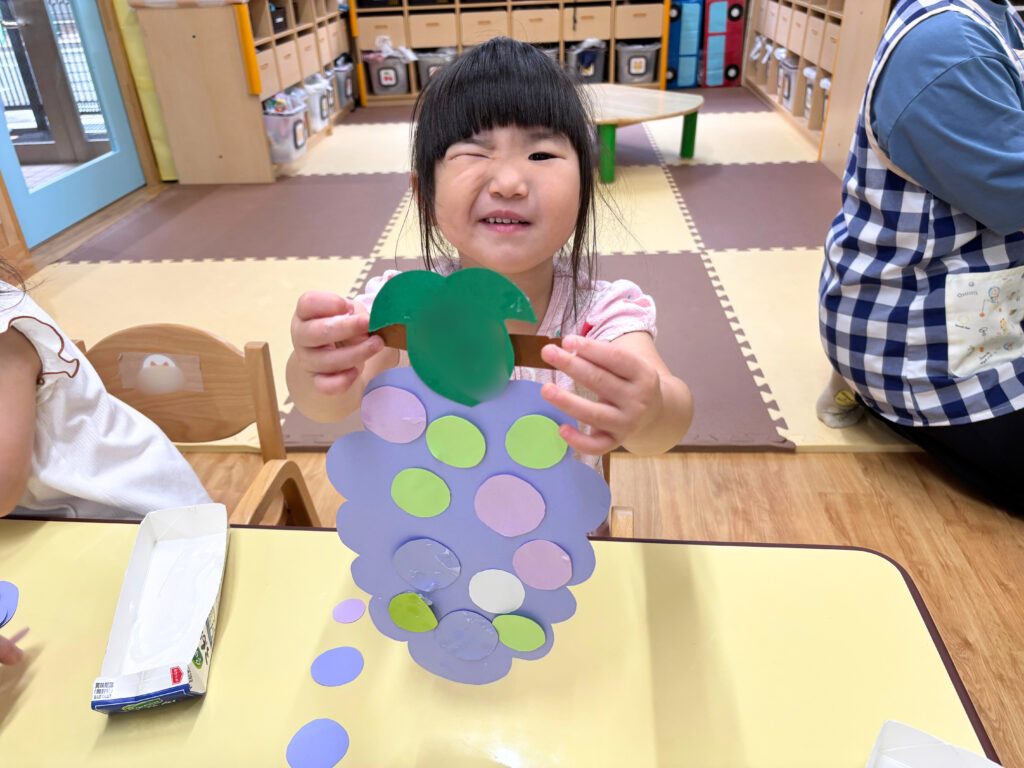 製作　秋　ぶどう　糊　2歳児　くじら保育園　三国園　大阪　淀川区　202509-4