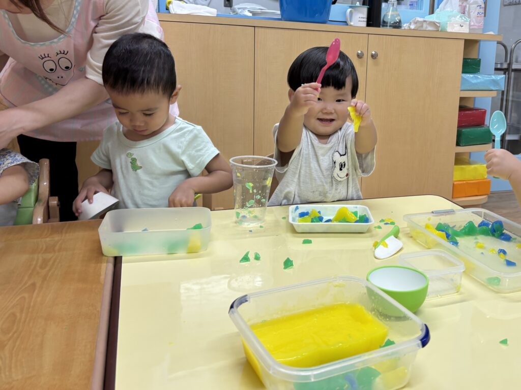 寒天 寒天遊び 感触遊び くじら保育園 淀屋橋 大阪 保育園 202509-2