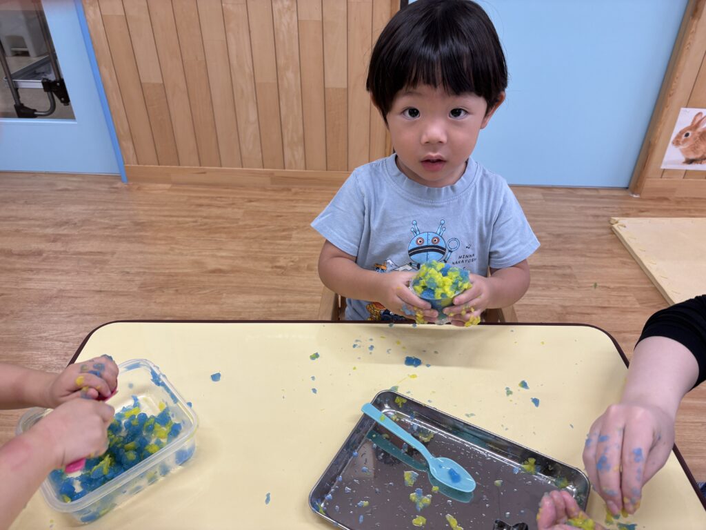 寒天 寒天遊び 感触遊び くじら保育園 淀屋橋 大阪 保育園 202509-4