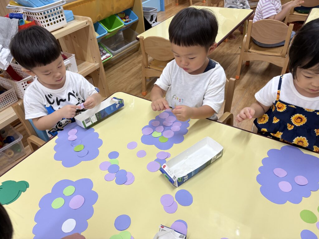 製作　秋　ぶどう　糊　2歳児　くじら保育園　三国園　大阪　淀川区　202509-2