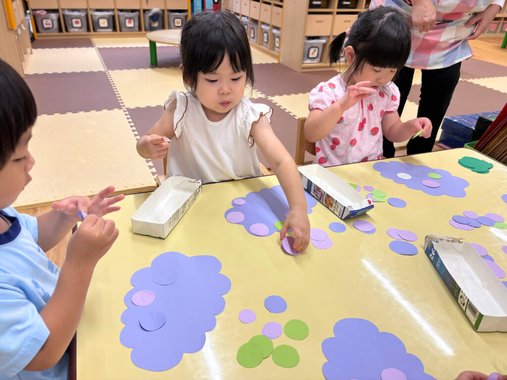 製作　秋　ぶどう　糊　2歳児　くじら保育園　三国園　大阪　淀川区　202509-1