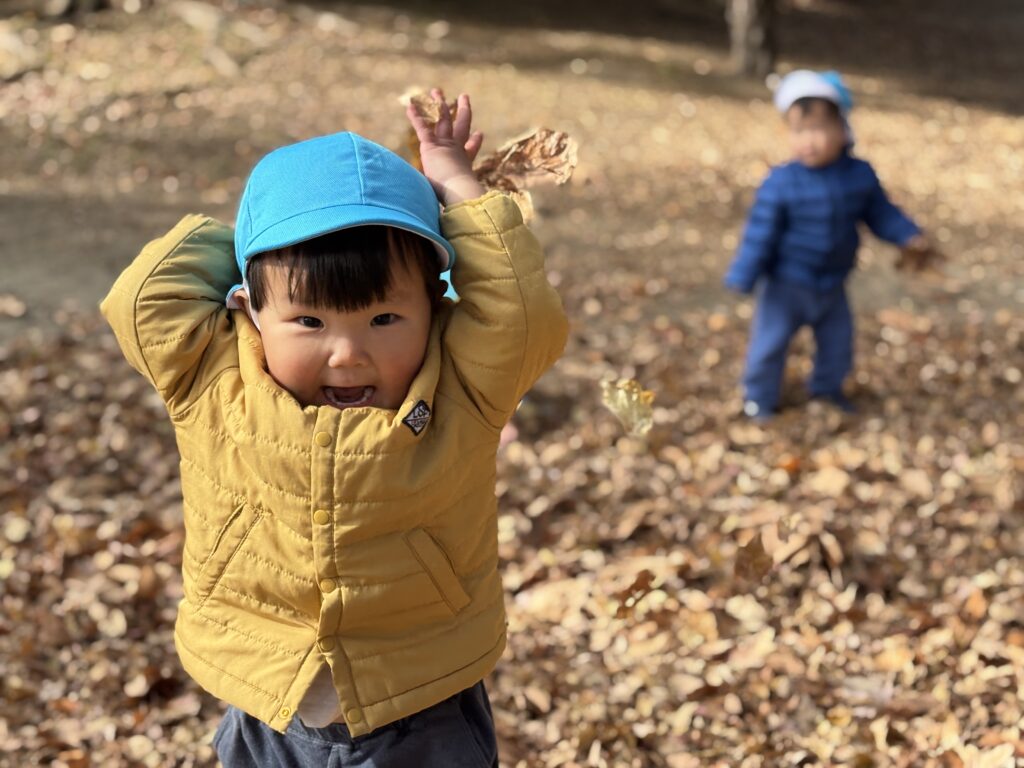 落ち葉遊び 大阪 保育園 くじら保育園 202601-1