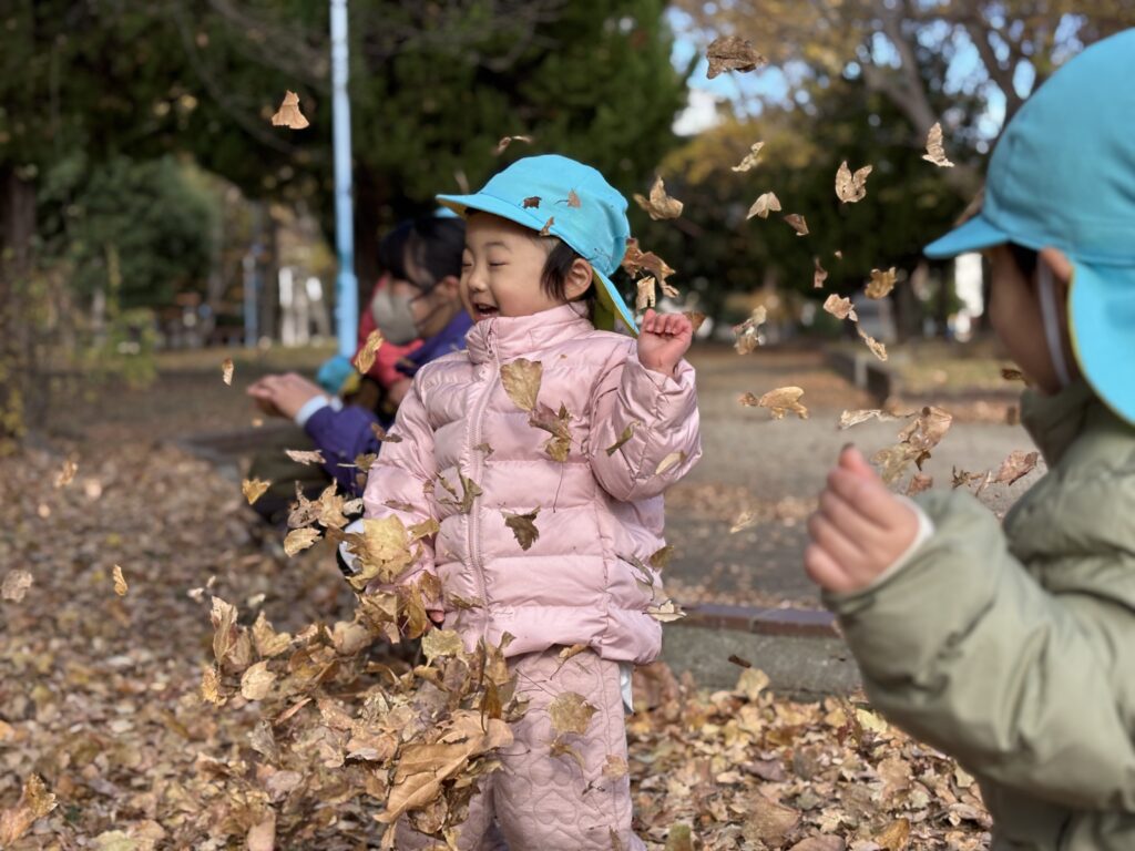 落ち葉遊び 大阪 保育園 くじら保育園 202601-2