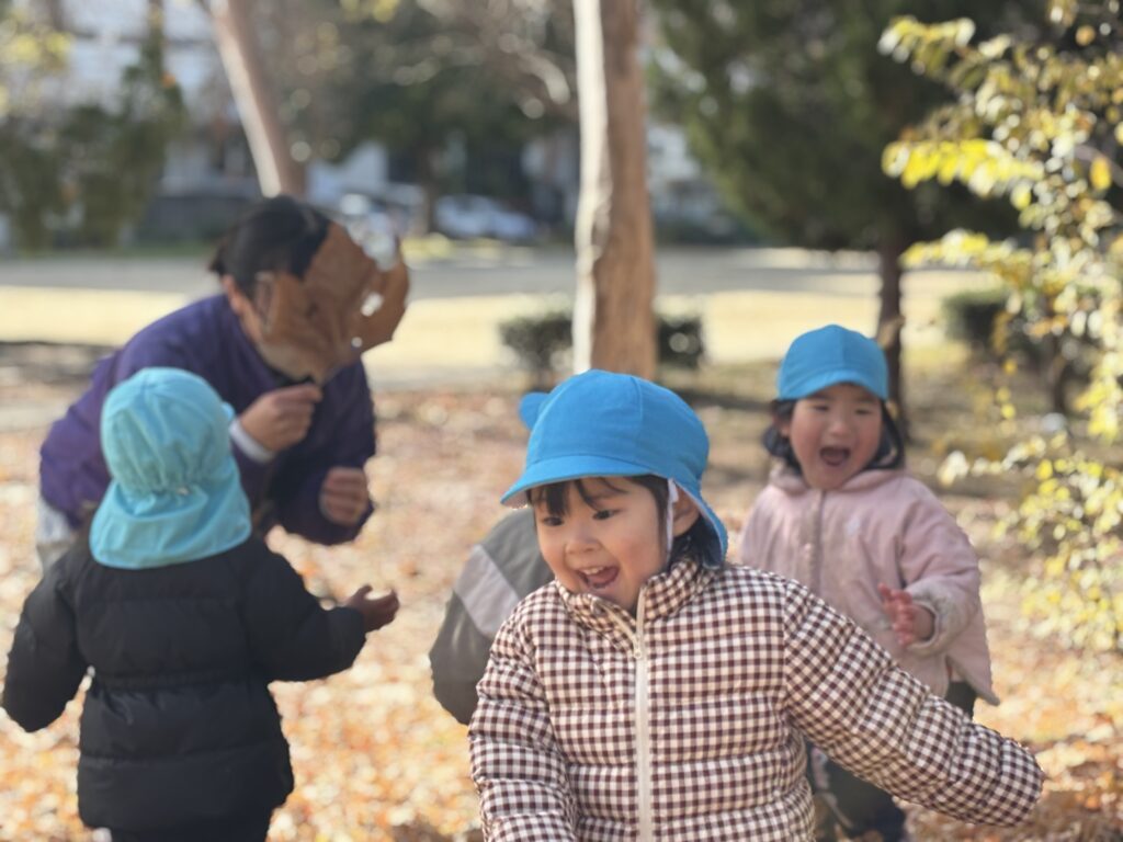 落ち葉遊び 大阪 保育園 くじら保育園 202601-4