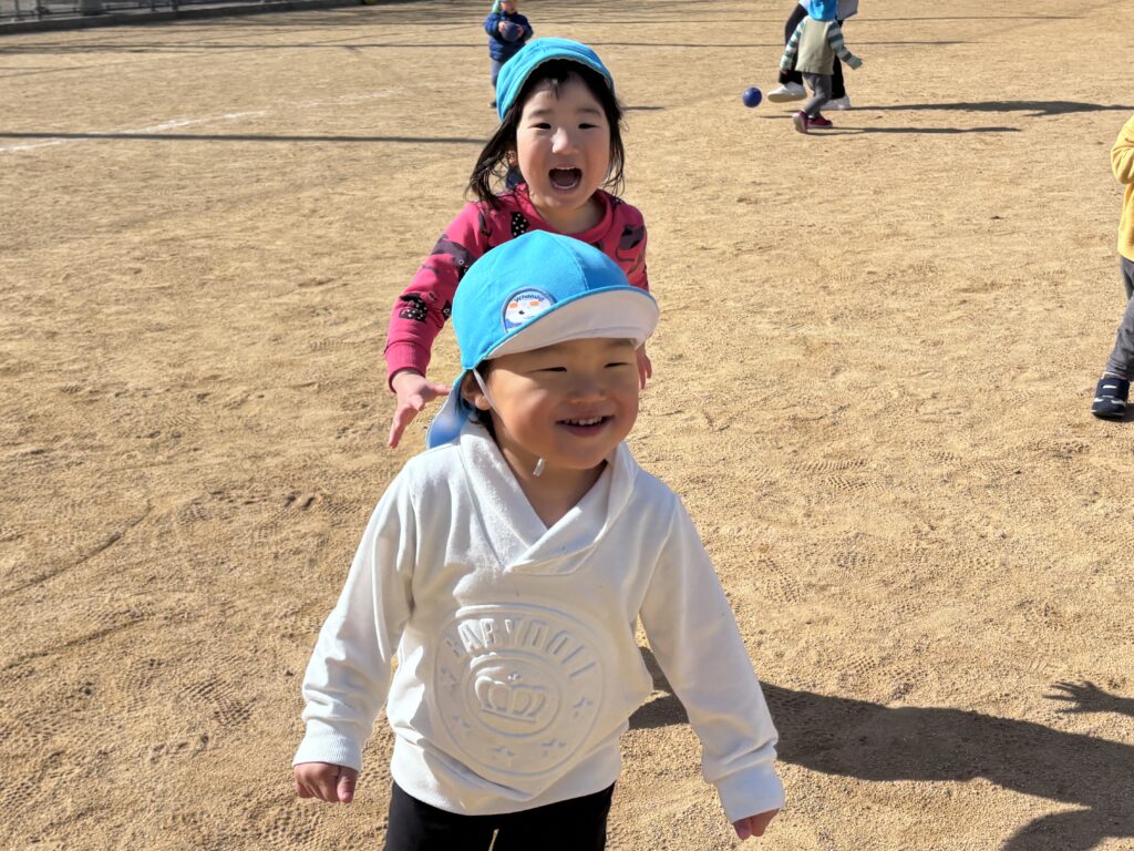 保育園お散歩で異年齢交流　大阪　くじら保育園　202602-5