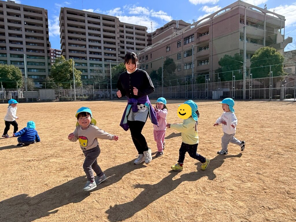 保育園お散歩で異年齢交流　大阪　くじら保育園　202602-4