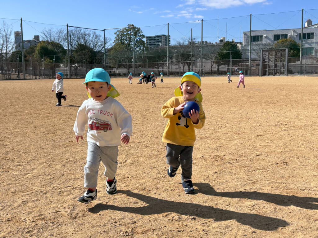 保育園お散歩で異年齢交流　大阪　くじら保育園　202602-3