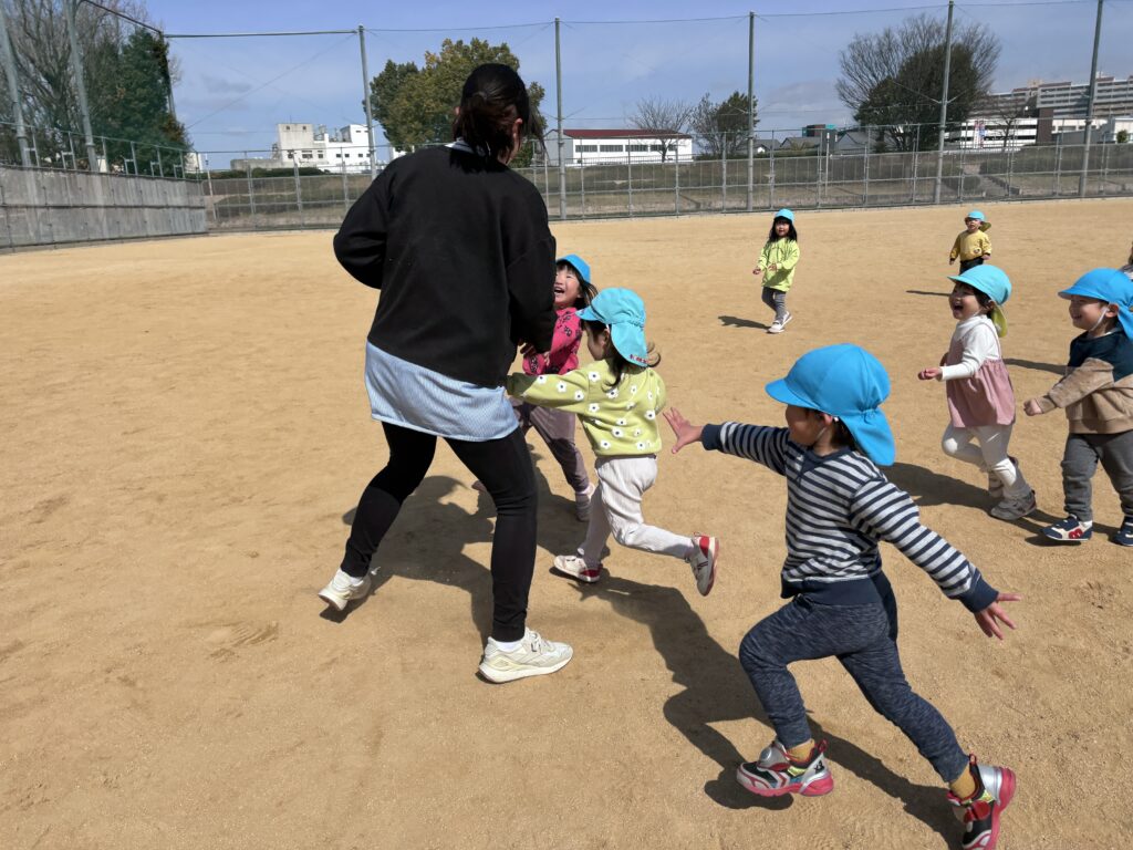 保育園の公園遊びで影踏み鬼ごっこ　大阪　くじら保育園　202603-3