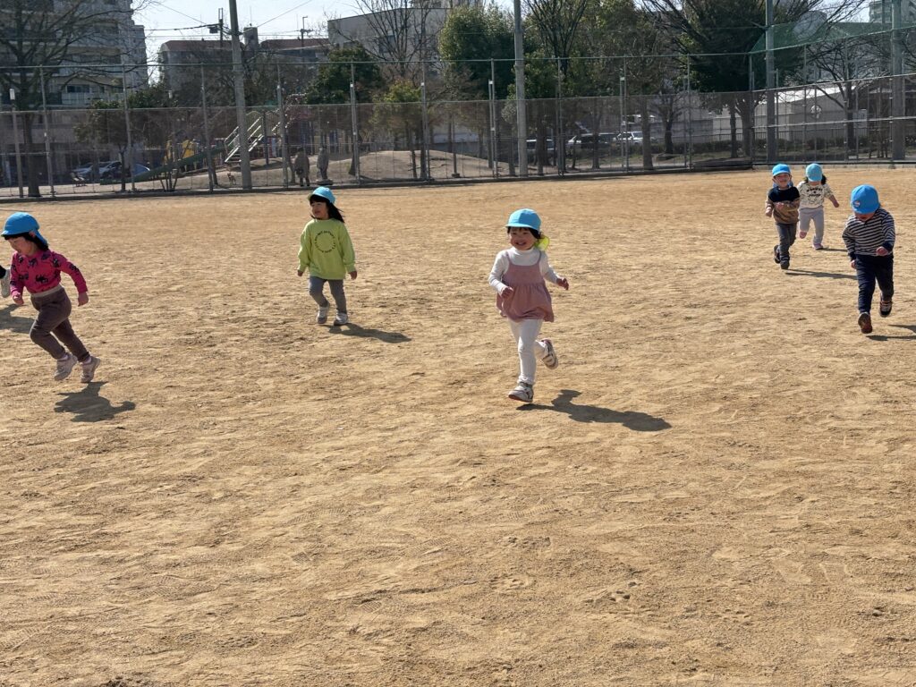 保育園の公園遊びで影踏み鬼ごっこ　大阪　くじら保育園　202603-1