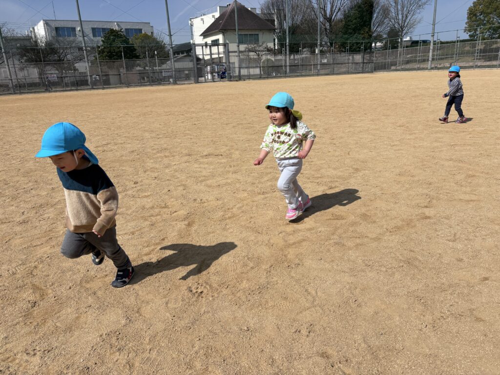保育園の公園遊びで影踏み鬼ごっこ　大阪　くじら保育園　202603-2