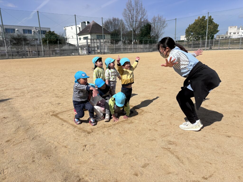 保育園の公園遊びで影踏み鬼ごっこ　大阪　くじら保育園　202603-4