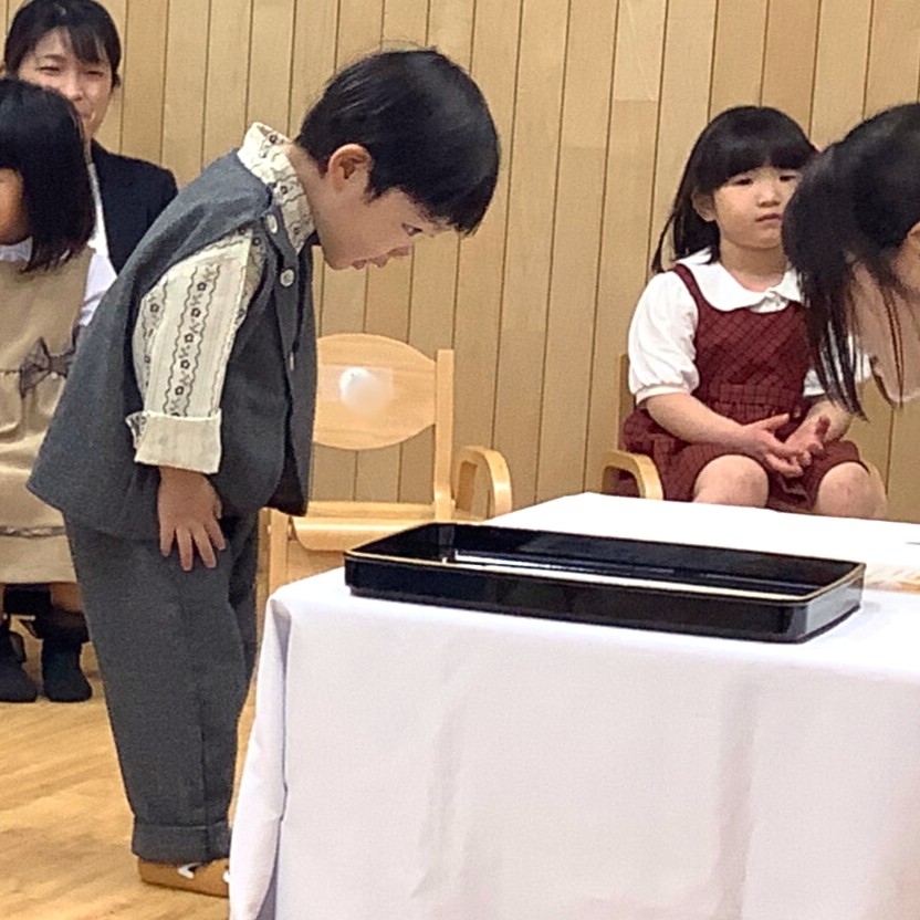 くじら保育園 三国園の卒園式で卒園証書授与