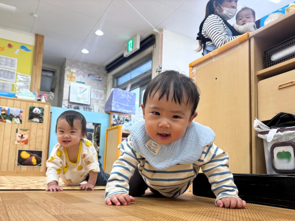 くじら保育園 三国園で、降園を待つ園児