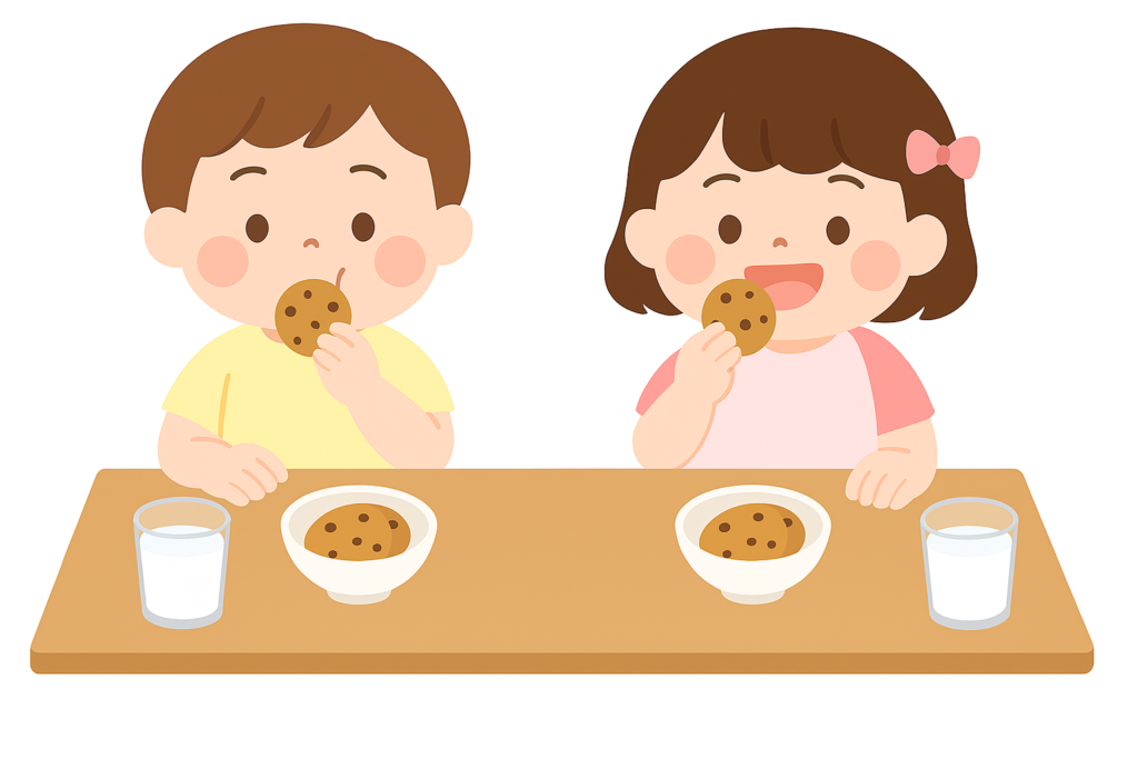 くじら保育園 三国園で、朝のおやつを食べる園児のイメージ写真