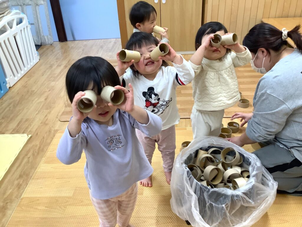 くじら保育園 三国園で、園児が登園後に保育室で自由に遊んでいる様子