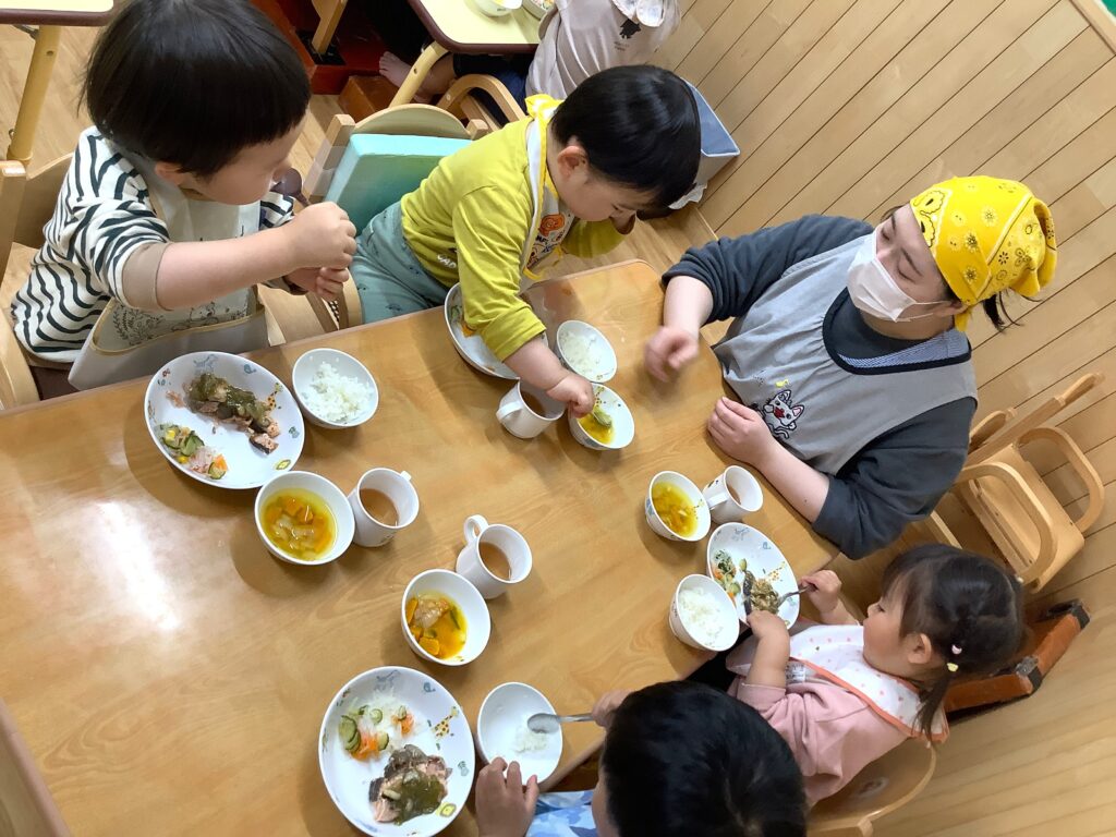 保育園の朝の会と給食　大阪　くじら保育園　202604-5