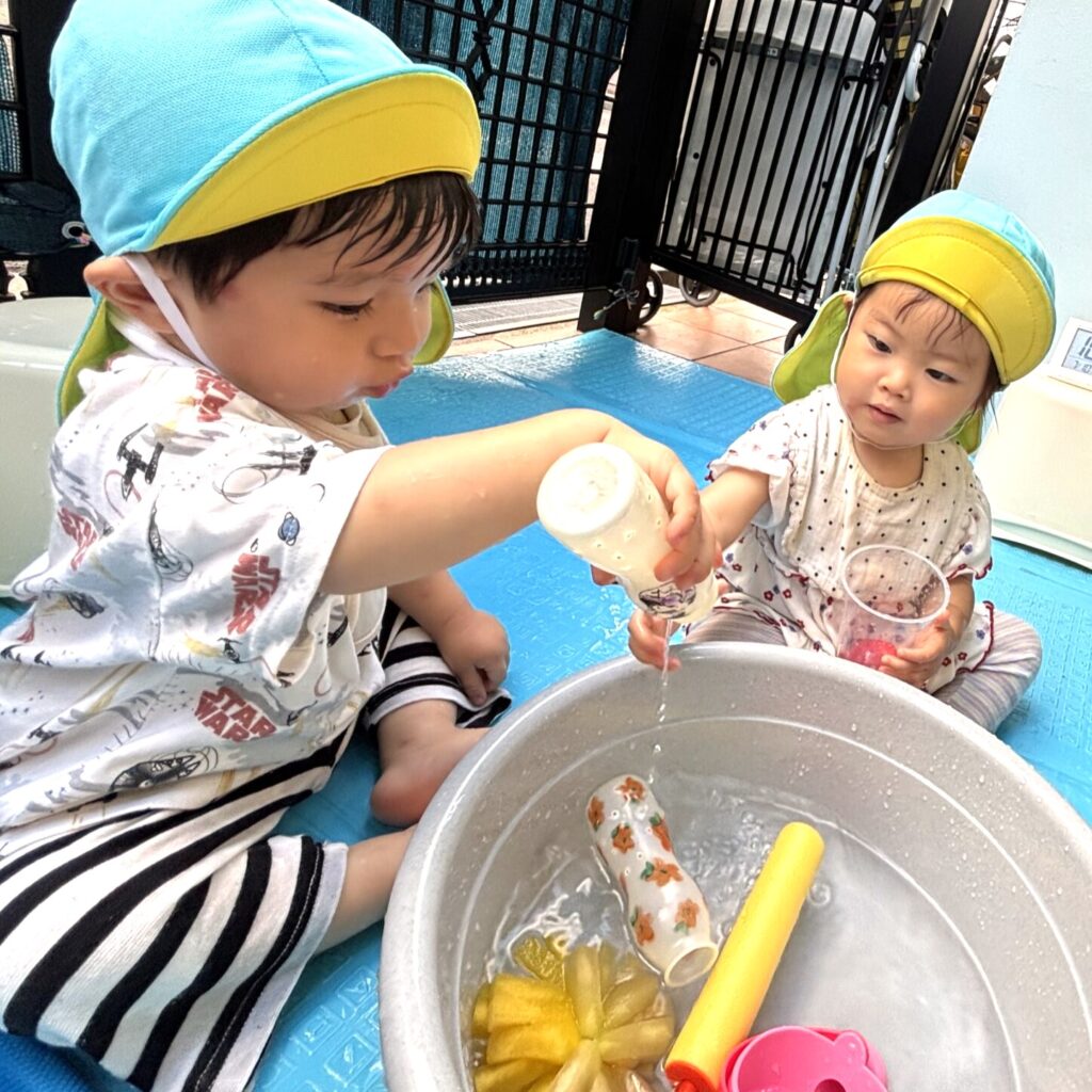 くじら保育園 三国園の水遊びで異年齢交流
