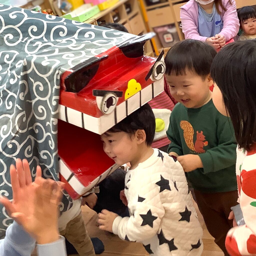 くじら保育園 三国園のお正月遊びで獅子舞に食べられる