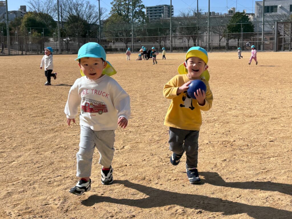 くじら保育園 三国園で、外遊びでボール遊びを楽しむ園児