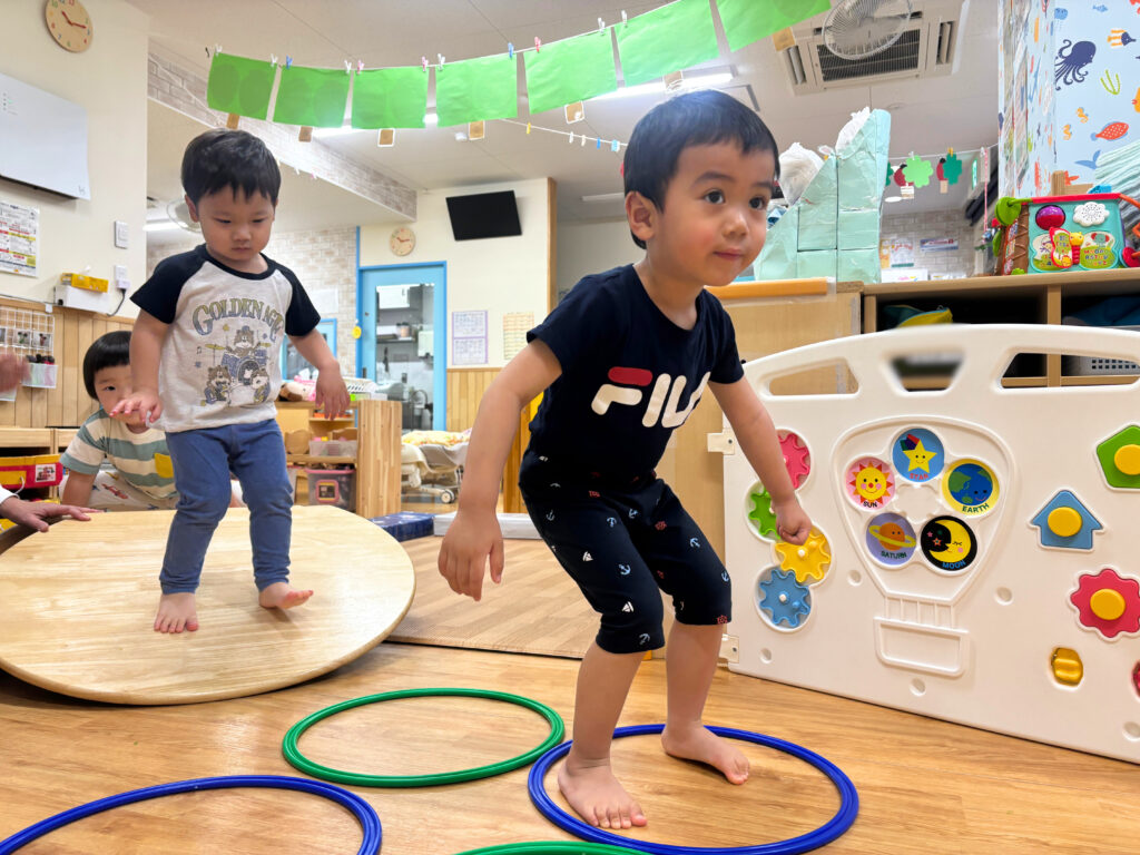 保育園雨の日　サーキット遊び　カタツムリのお世話　大阪　くじら保育園　202605-3
