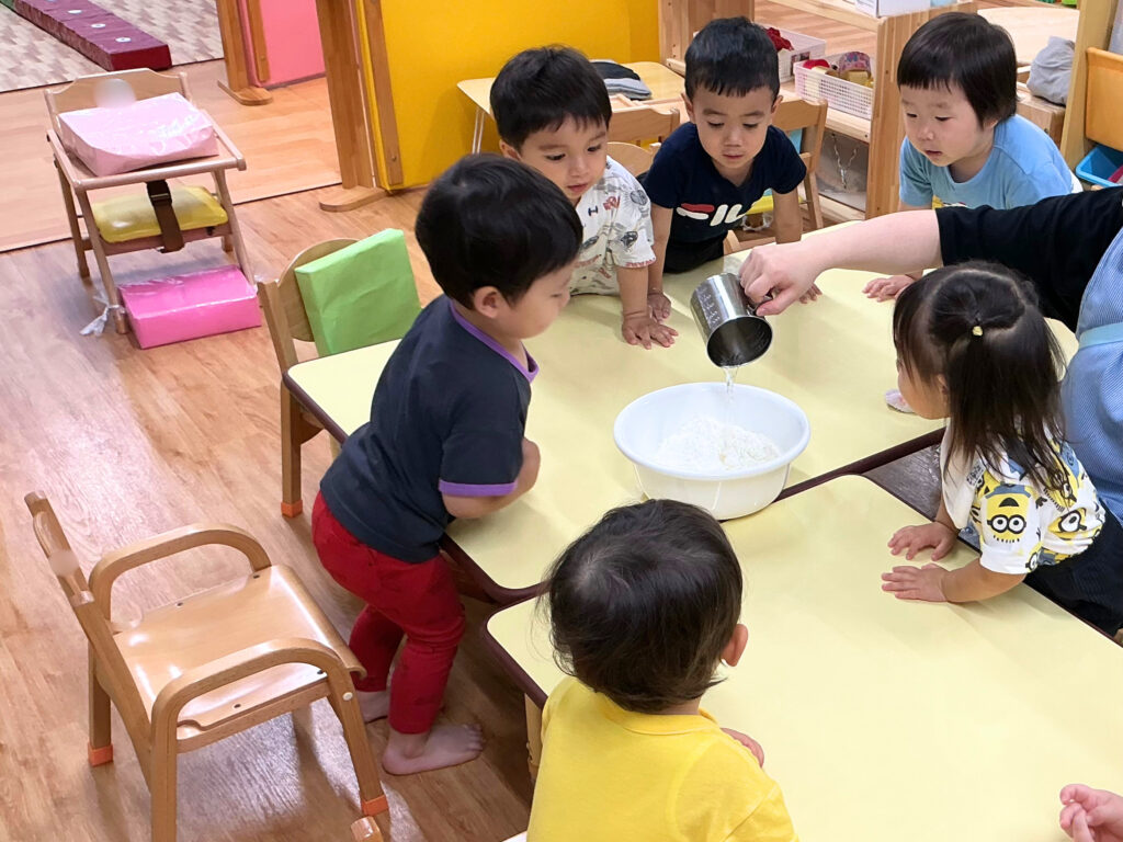 保育園の感触遊び　小麦粉粘土　大阪　くじら保育園　202607-1