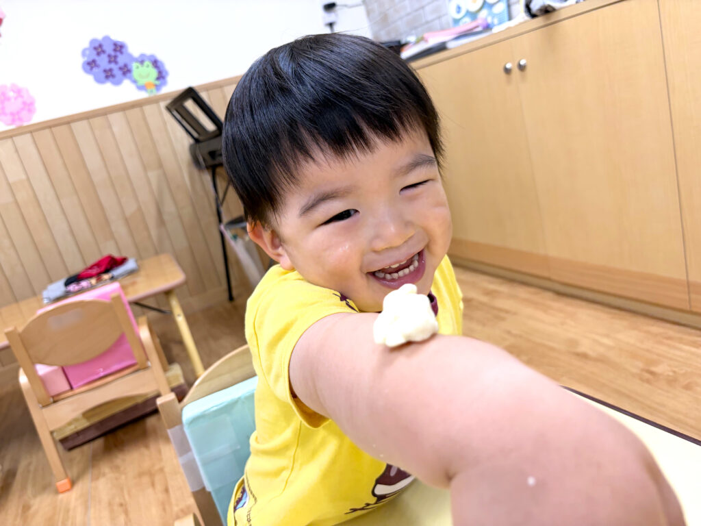 保育園の感触遊び　小麦粉粘土　大阪　くじら保育園　202607-5