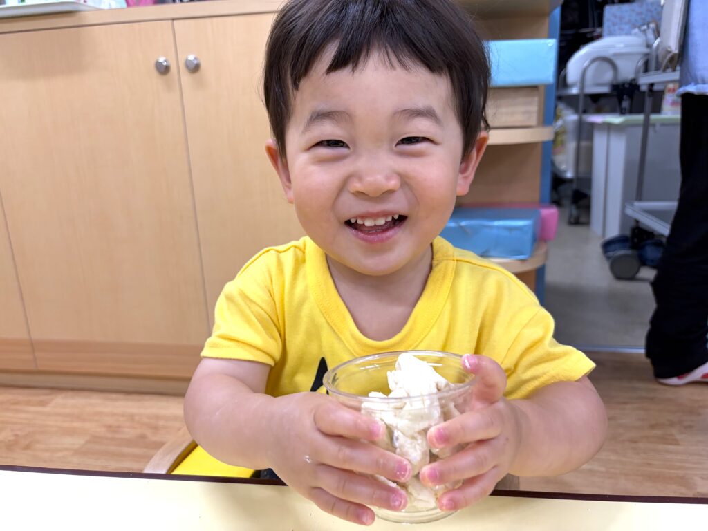 保育園の感触遊び　小麦粉粘土　大阪　くじら保育園　202607-4