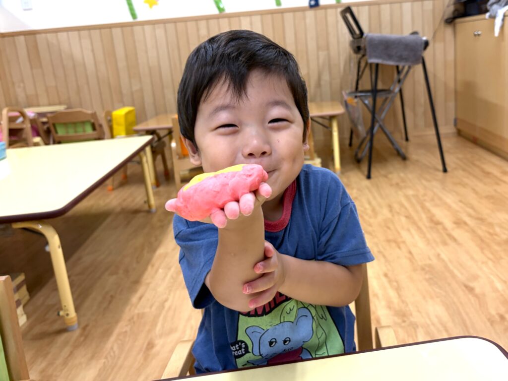 保育園の感触遊び　小麦粉粘土　大阪　くじら保育園　202607-3