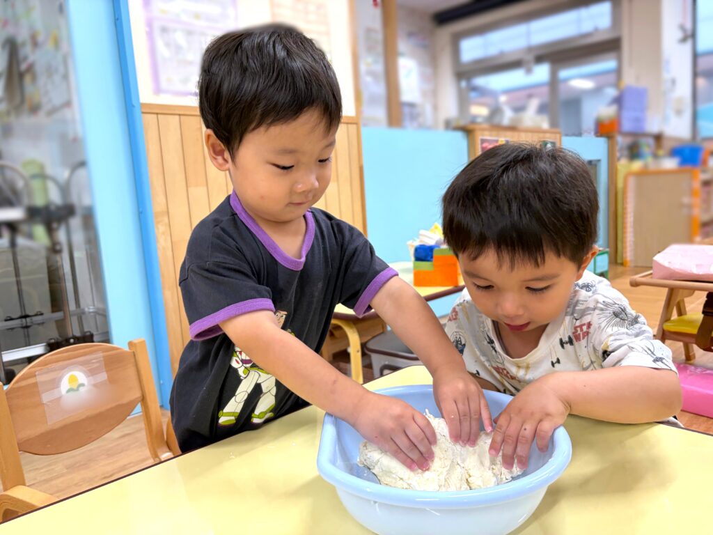 保育園の感触遊び　小麦粉粘土　大阪　くじら保育園　202607-2