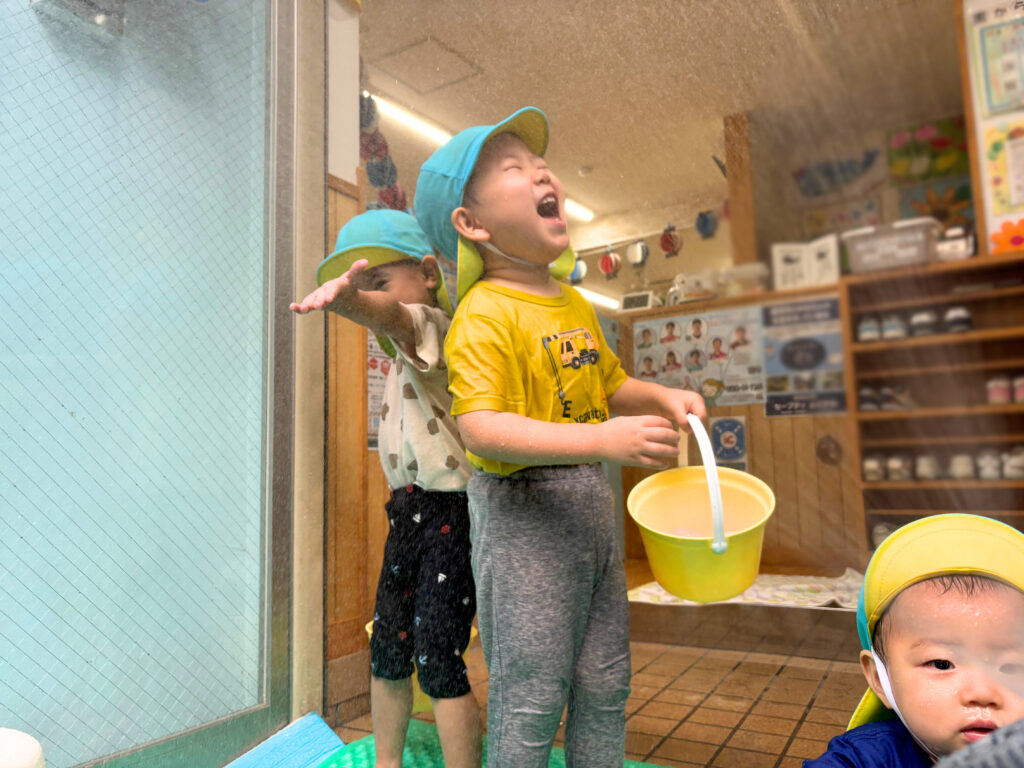 保育園の水遊び 大阪 くじら保育園 202609-4