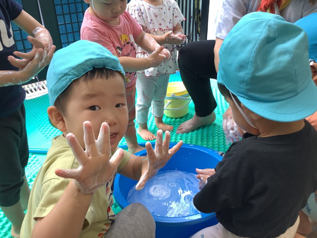 保育園水遊び ボディペイント 大阪 くじら保育園 202609-2