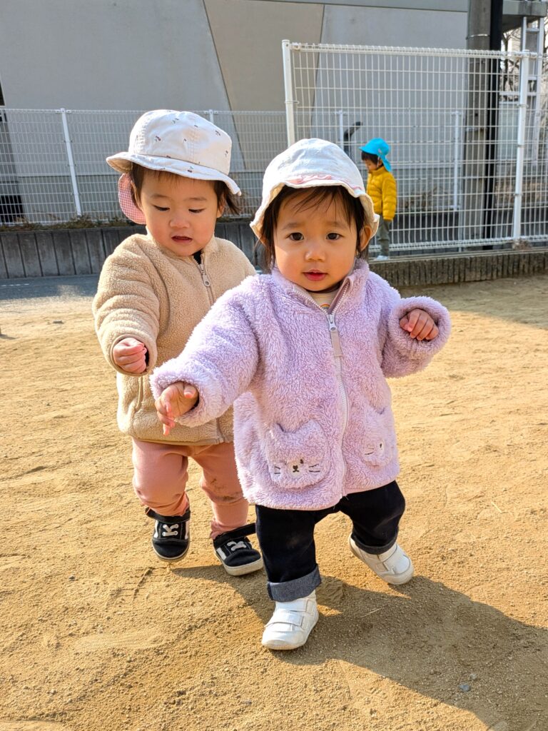 くじら保育園　都島北園　すべり台　お散歩　202502-4