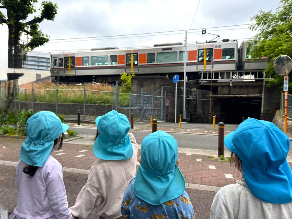 公園　電車　お散歩　2歳児　くじら保育園　都島北　都島区　202505-4