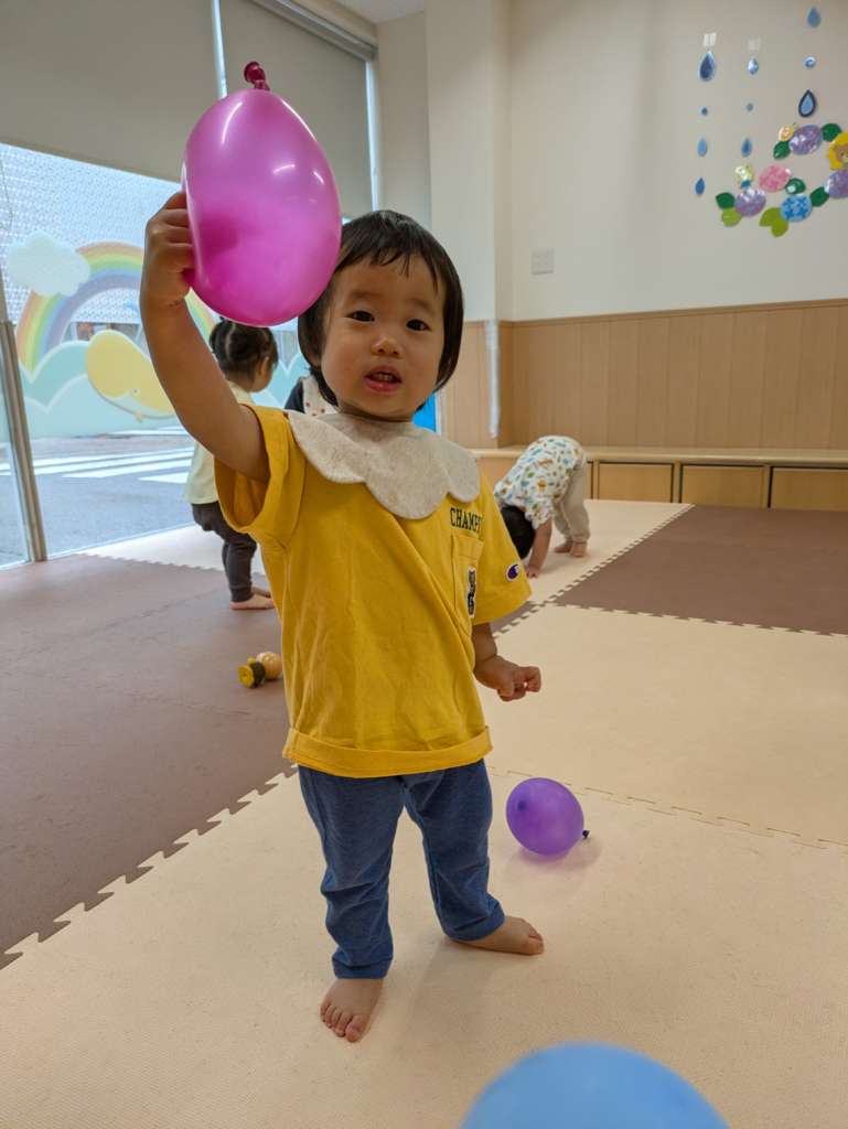 梅雨入り 室内遊び 風船 フラフープ くじら保育園 都島区 大阪 202506-3