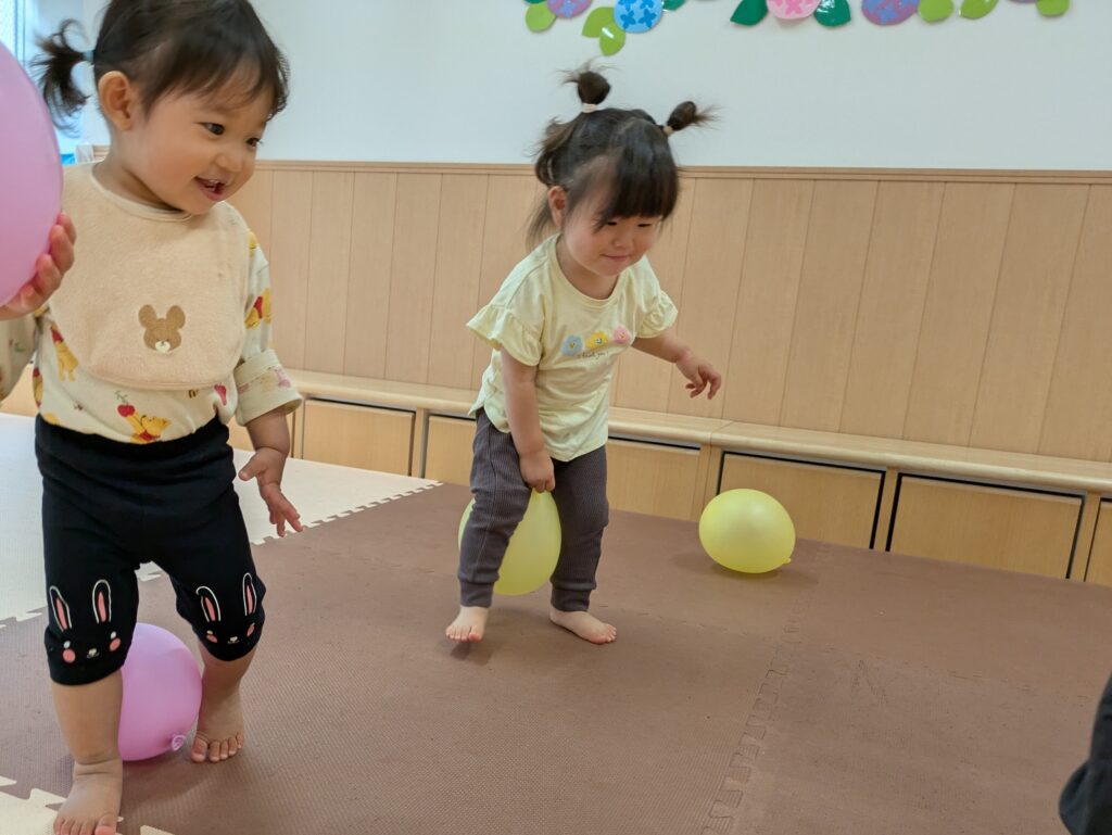 梅雨入り 室内遊び 風船 フラフープ くじら保育園 都島区 大阪 202506-1