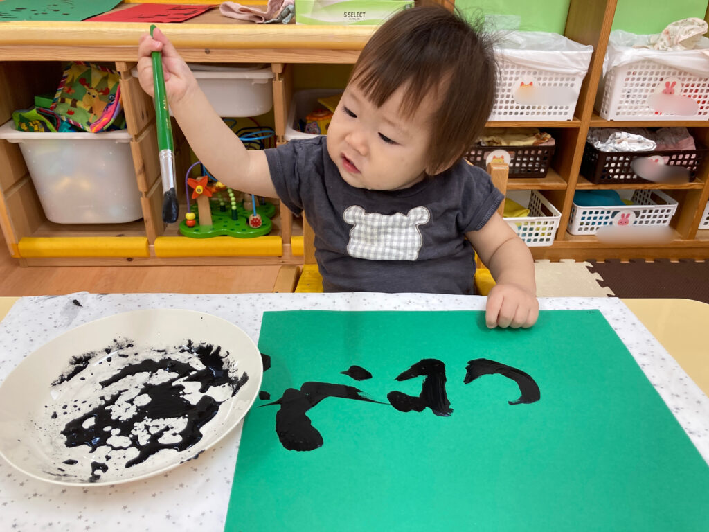 フィンガーペインティング すいか タネ 製作 0歳児 乳児 kくじら保育園 都島北 大阪 都島区 250508-2