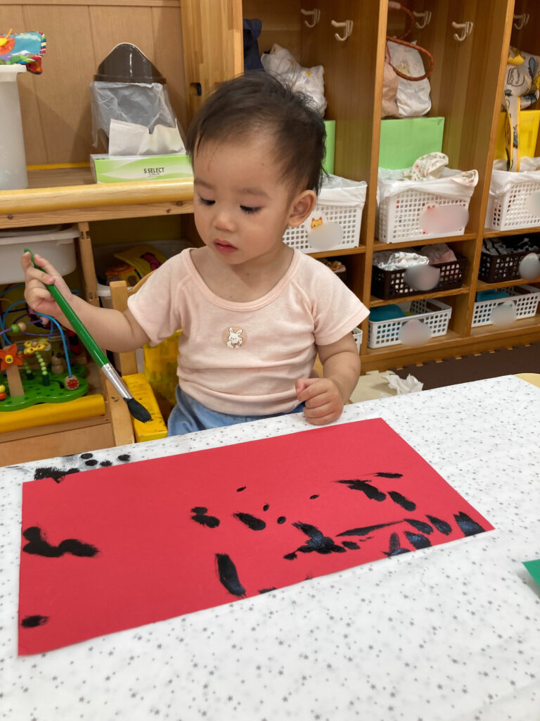 フィンガーペインティング すいか タネ 製作 0歳児 乳児 kくじら保育園 都島北 大阪 都島区 250508-3