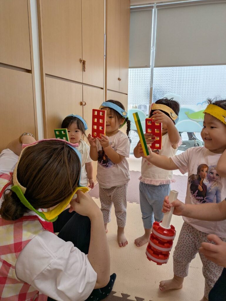 室内遊び 見立て遊び 紐通し 0歳児 1歳児 2歳児 乳児 くじら保育園 都島北園 都島区 大阪 保育 202508-1