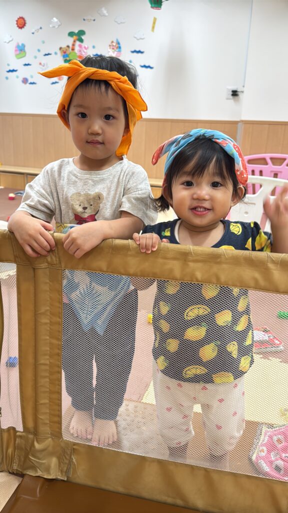 室内遊び 見立て遊び 紐通し 0歳児 1歳児 2歳児 乳児 くじら保育園 都島北園 都島区 大阪 保育 202508-3